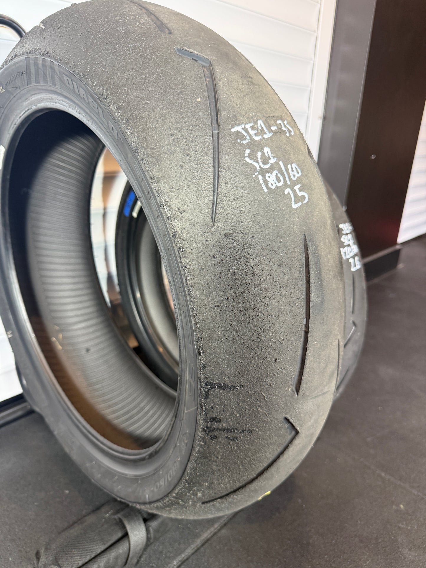 Pirelli Supercorsa- GRADE 1 V4 SET 180/60/17, 120/70/17 (JE1-3S)