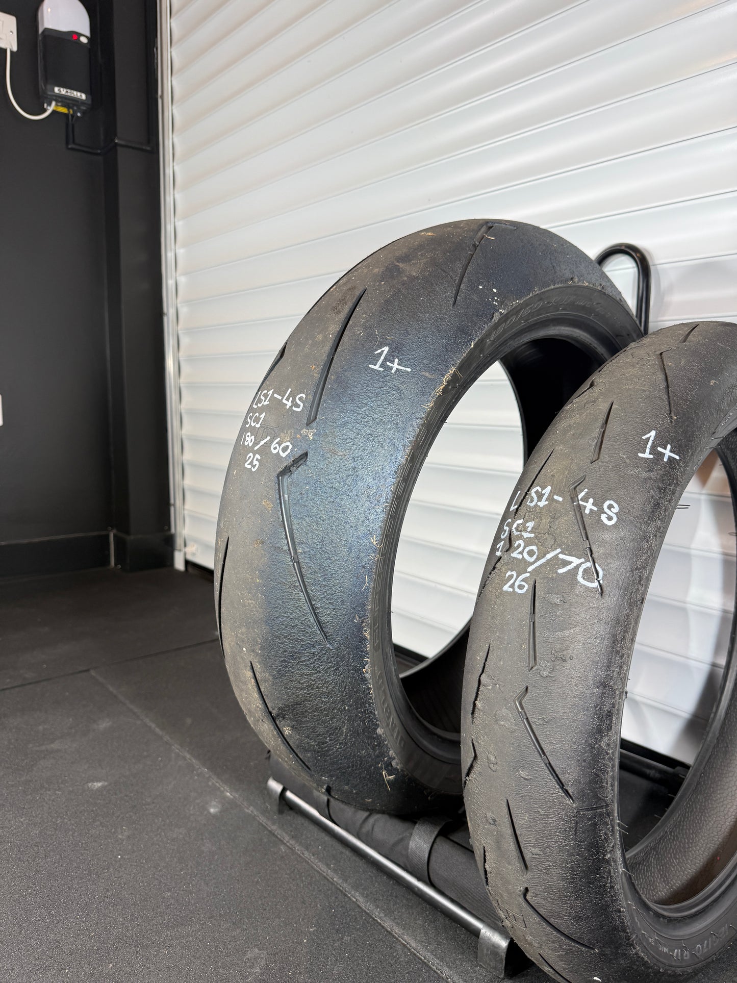Pirelli Supercorsa- GRADE 1+ V4 SET 180/60/17, 120/70/17 (LS1-4S)